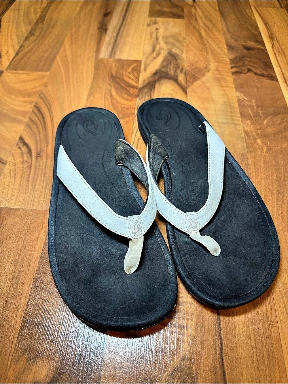 OluKai Kulapa Kai Flip Flop Sandals Black & White US 7.5